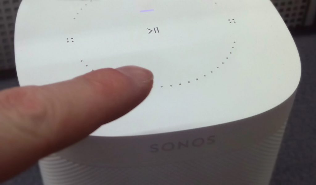 Oberseite des Sonos One mit Bedientasten und Statusleuchte (Bild: artofsmart.de) (Bild: artofsmart.de)