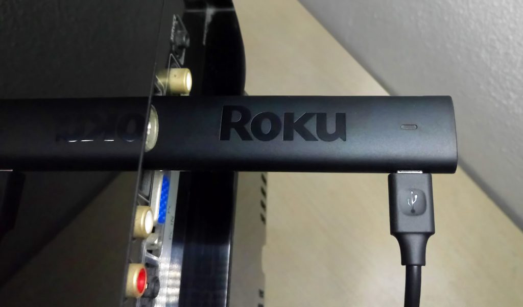 Roku Streaming Stick 4K im HDMI-Eingang eines Fernsehers (Bild: artofsmart.de)